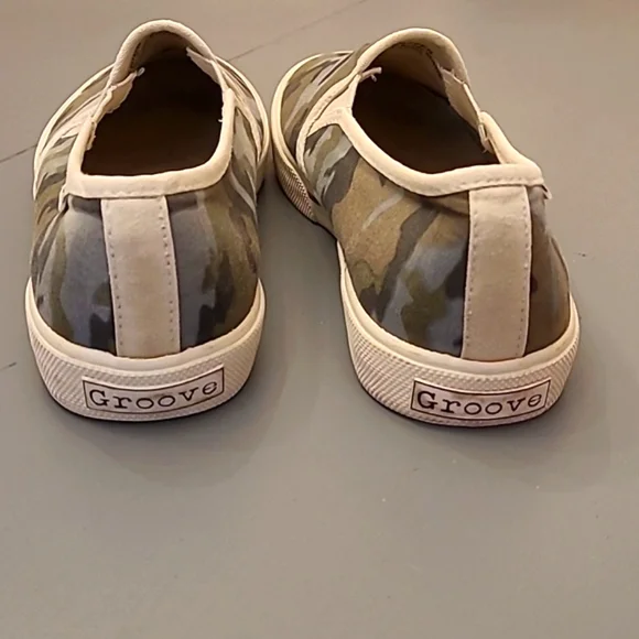Groove Women's 7 Camo Slip-on Sneakers - Picture 5 of 14
